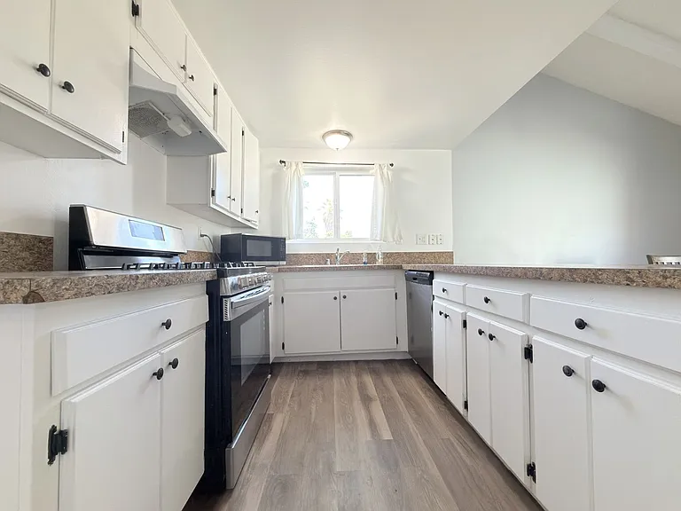 9845 Hayvenhurst Ave — Photo 6