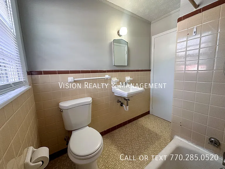 131 W White St — Photo 8