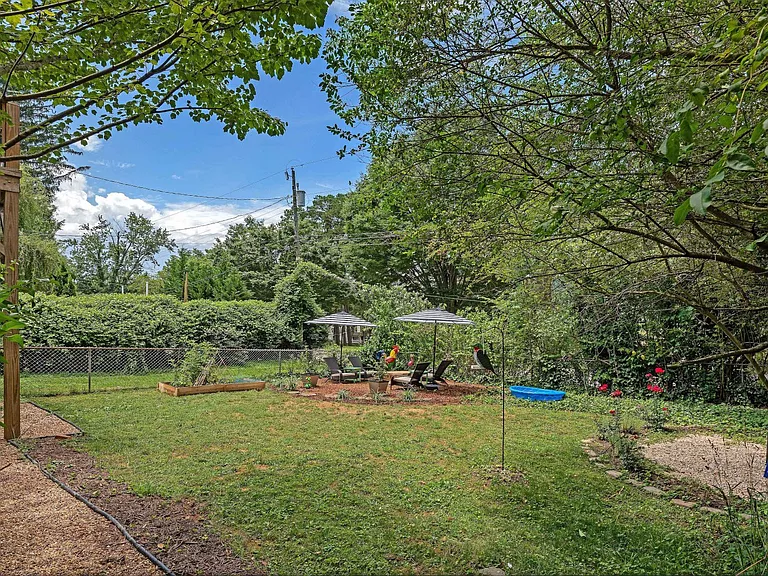 16 Lorraine Ave — Photo 22
