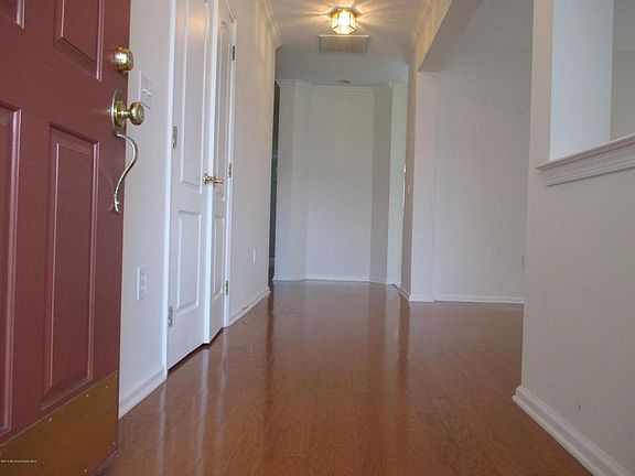 4th image of 8 Summerlawn Dr