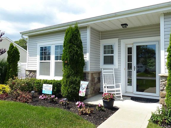 3rd image of 21 Pondview Cir