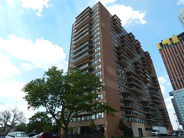 Metropolis Tower — Photo 1