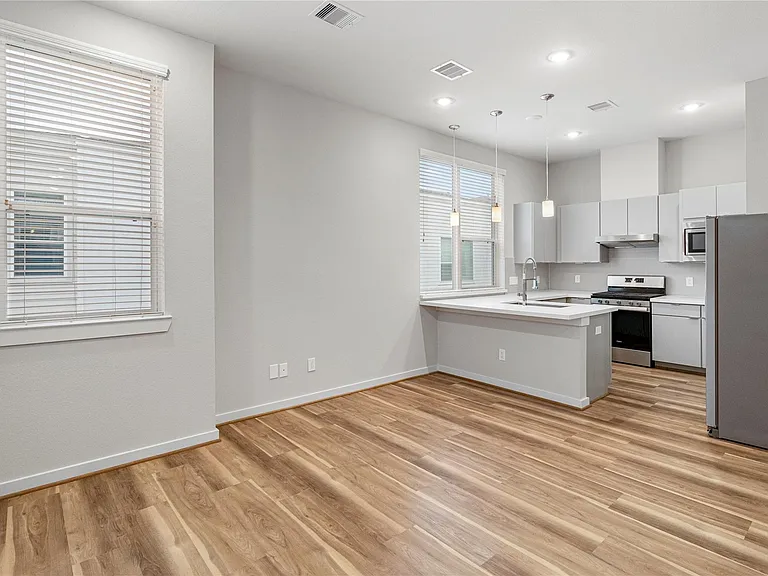 604 Thornton Oaks Ln #B — Photo 8