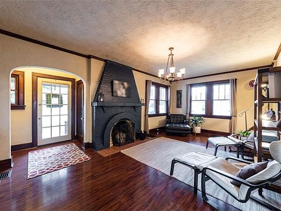 4th image of 220 E Christie Ave