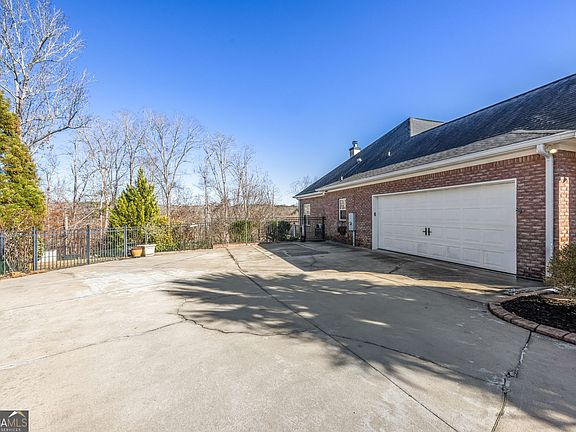 5th image of 966 Woody Hill Cir