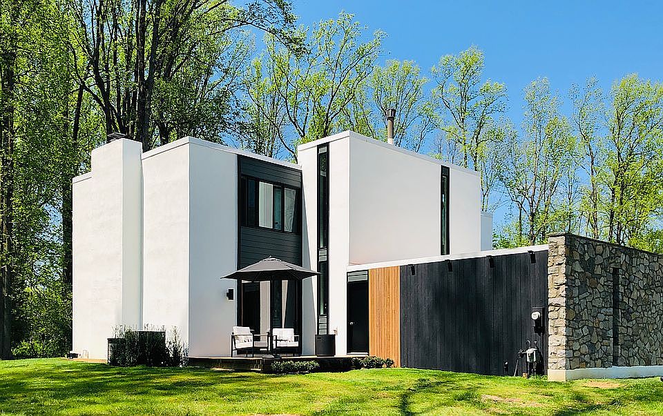 2nd image of 310 Earles Ln