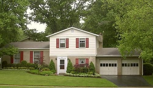 1st image of 901 Country Club Dr NE