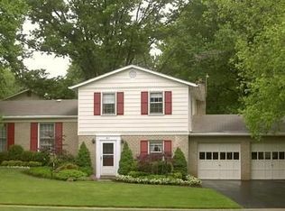 901 Country Club Dr NE, Vienna, VA 22180