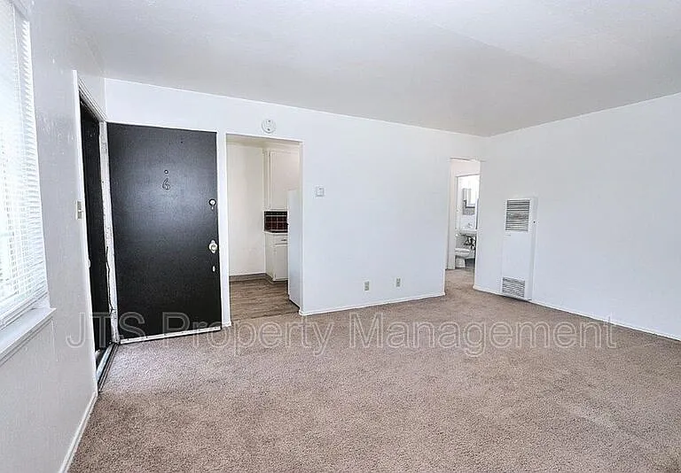 4439 V St #6 — Photo 10