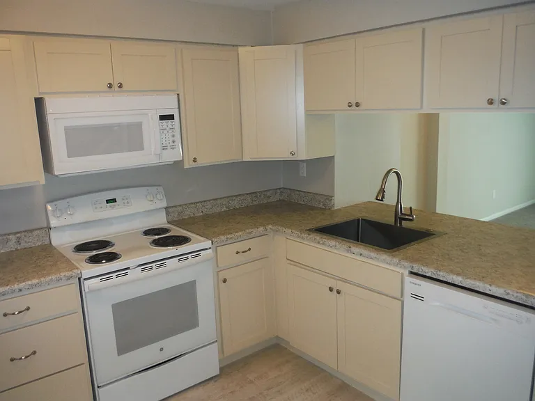 9616 Vinca Cir #A — Photo 5
