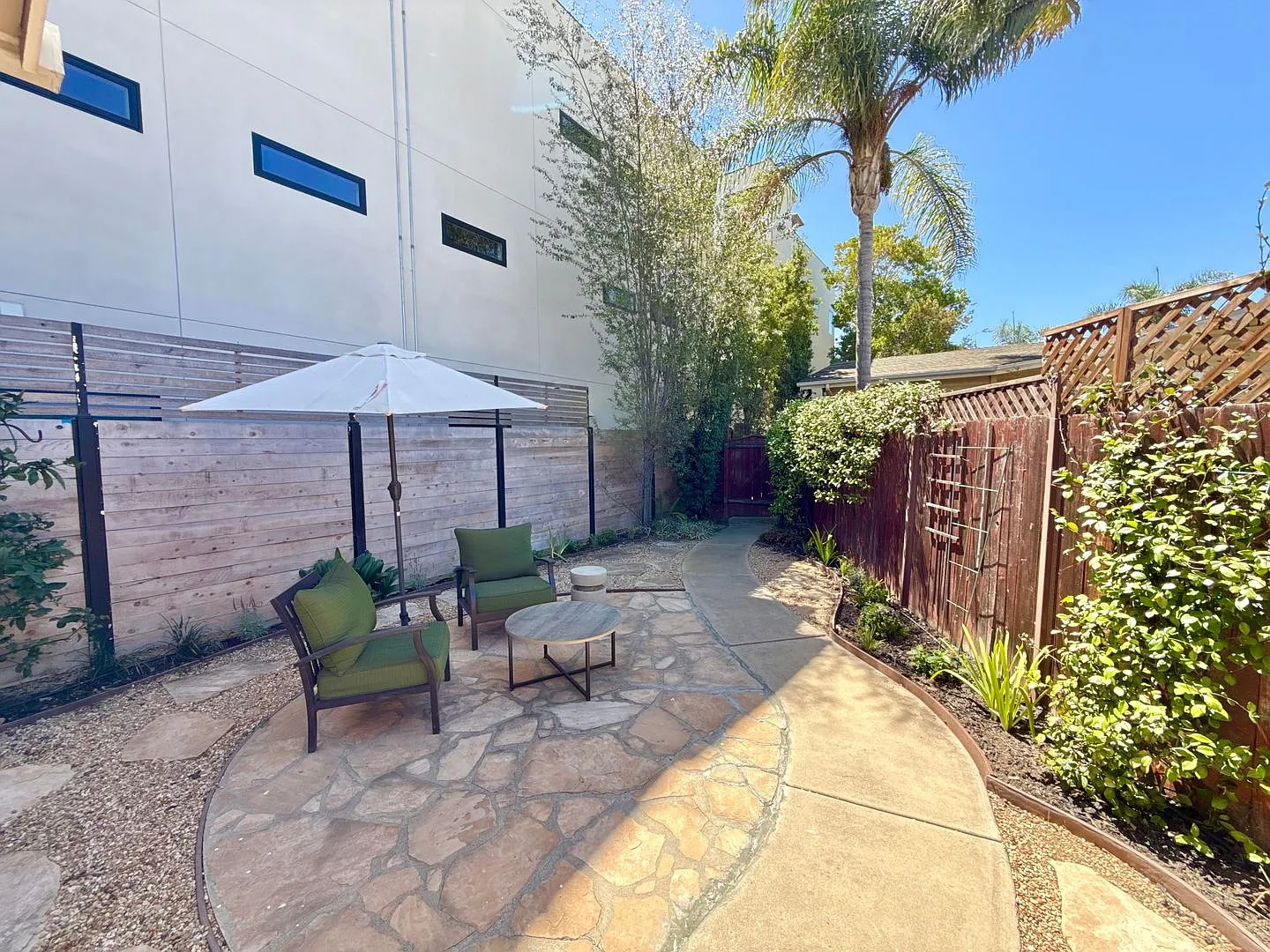 Charming Stand-Alone Cottage In University Heights (Not Furnished) — Photo 2