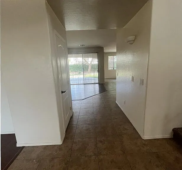 576 E Julian Dr — Photo 10