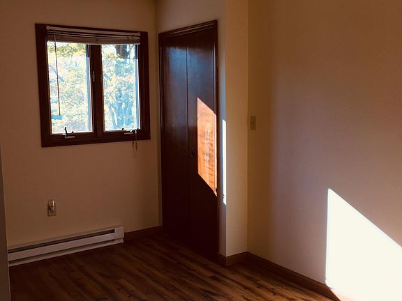 One bedroom with two closets