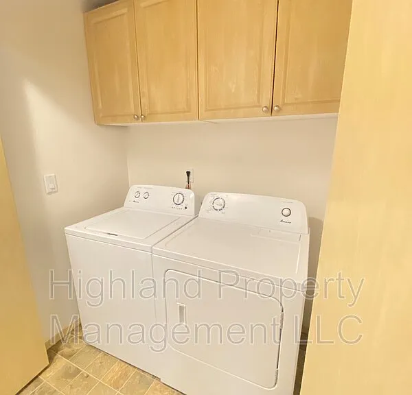 1063 NE B St — Photo 4