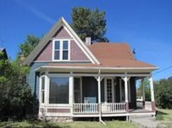 220 S Summit Ave, Newcastle, WY 82701