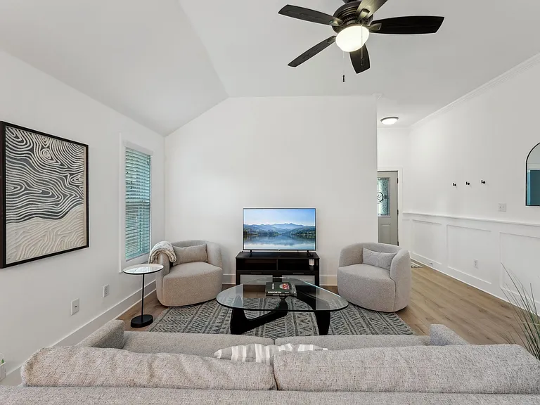 1620 Rosewood Ct — Photo 3