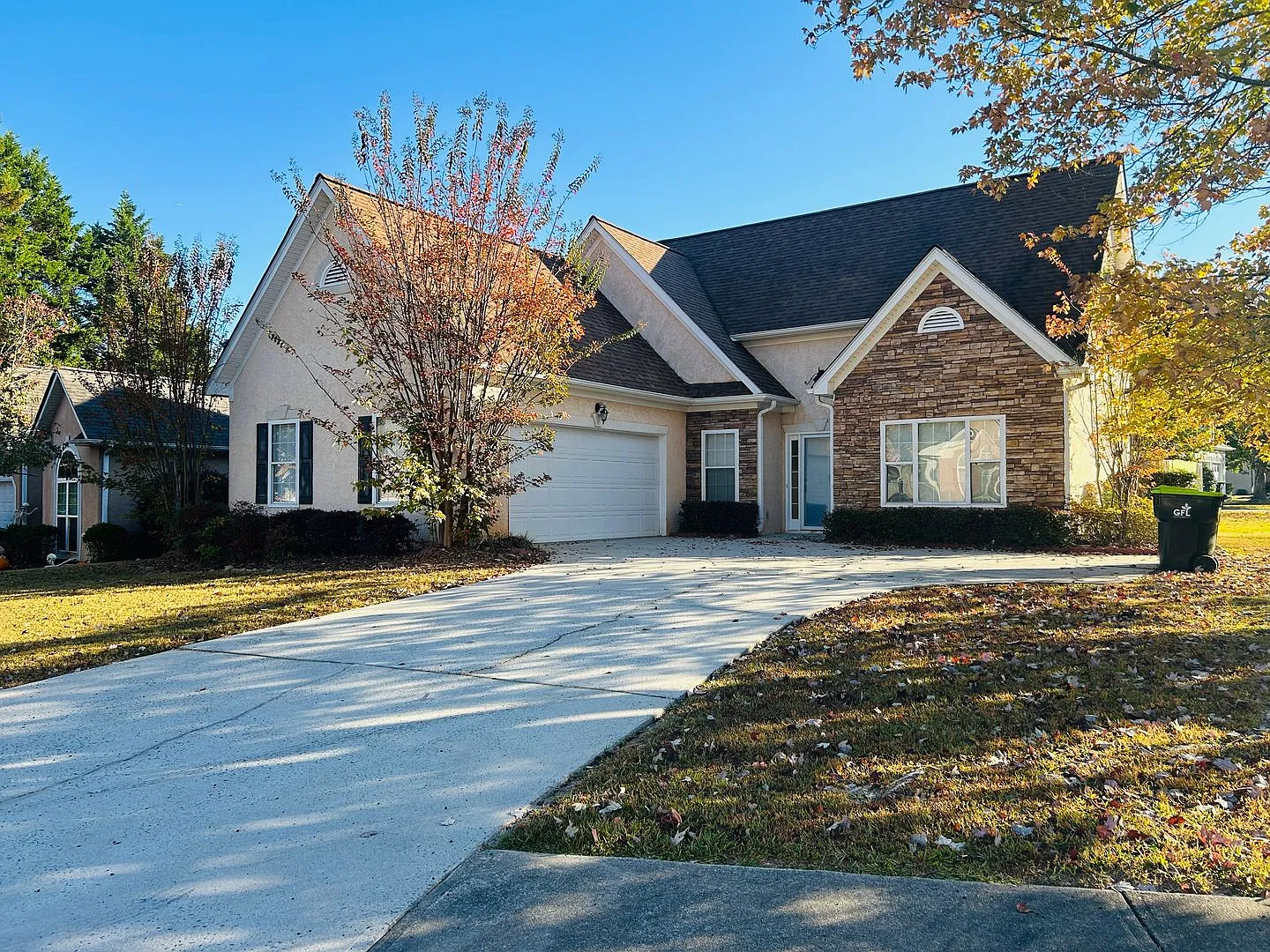 Lovely 2 story plan w/master on the main, 2 car garage, fenced yard, must see! — Photo 1