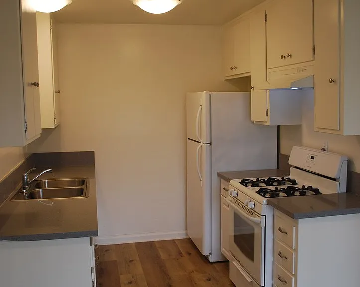 135-153 S Hemlock St — Photo 11