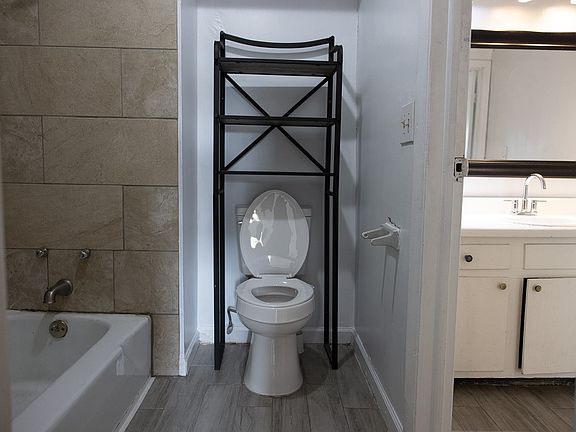 5th image of 320 Welch Rd APT R3