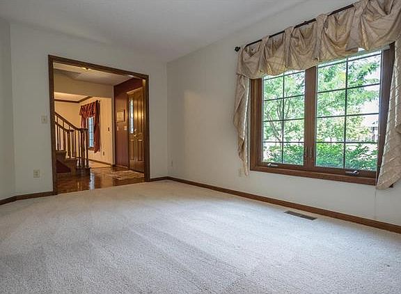 4th image of 47 Donna Ct