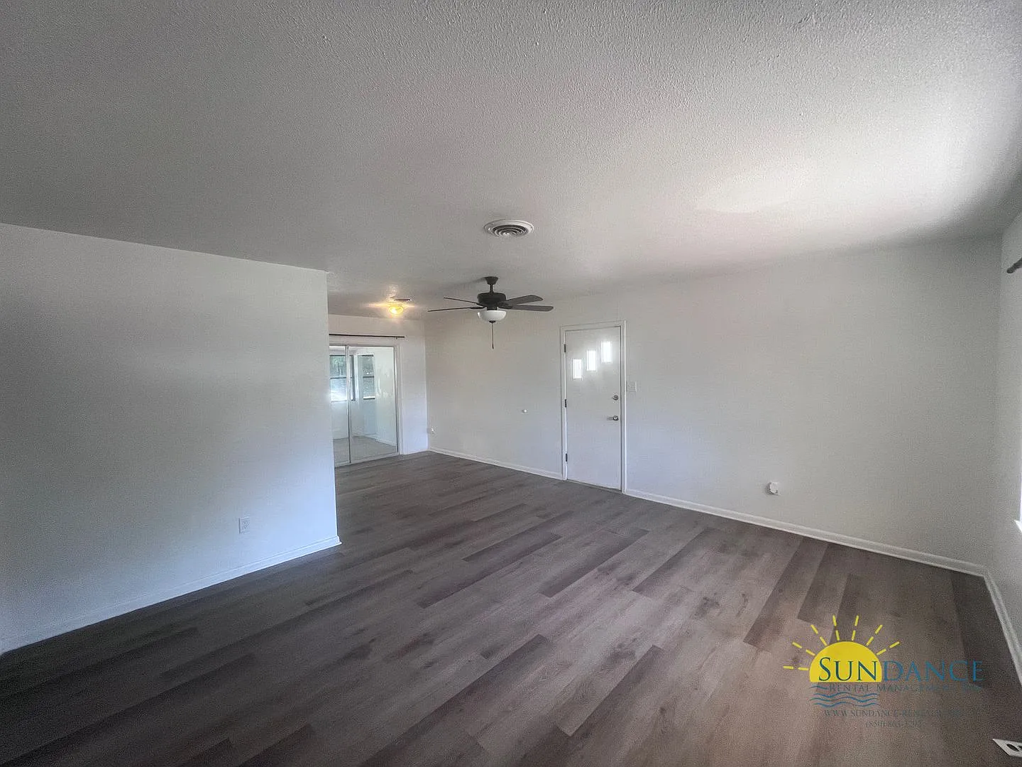 Great 3 Bedroom Home with In-Ground Pool — Photo 4