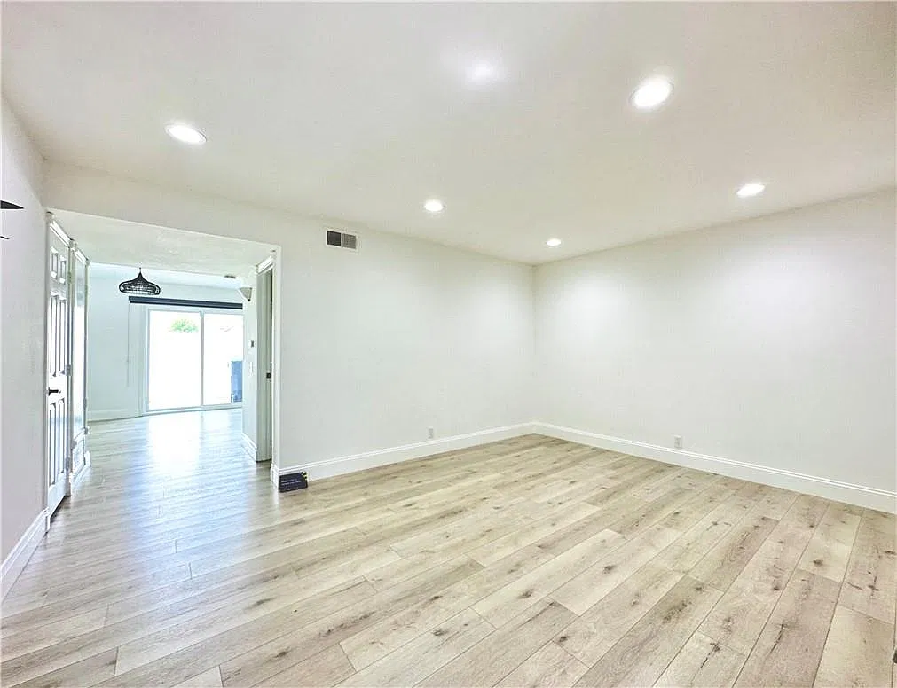 3 bed, 1109 sqft, $4,000 — Photo 3
