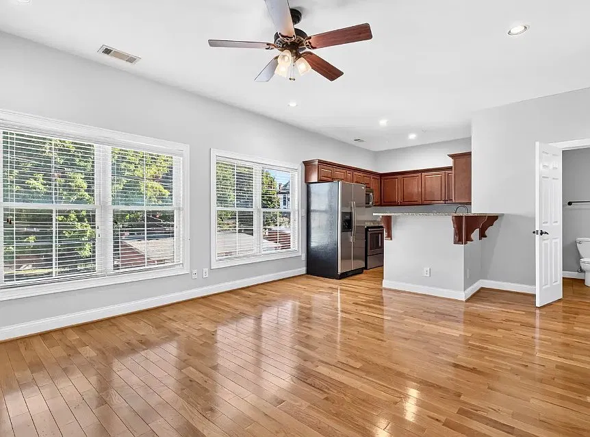 2 bed, 1000 sqft, $1,600 — Photo 2