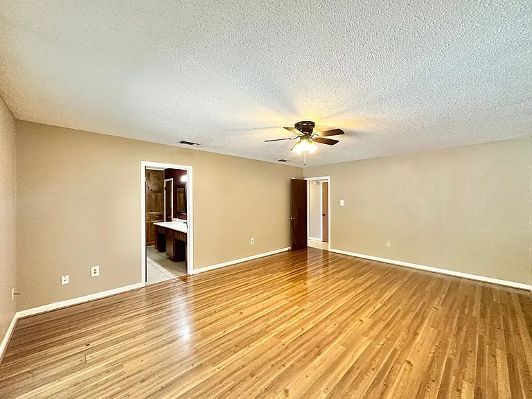 912 Laurie Ln — Photo 27