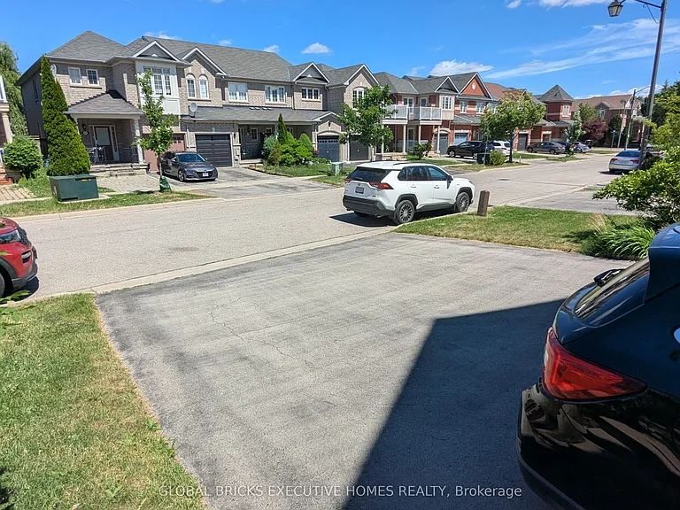 1218 Lamont Cres — Photo 2