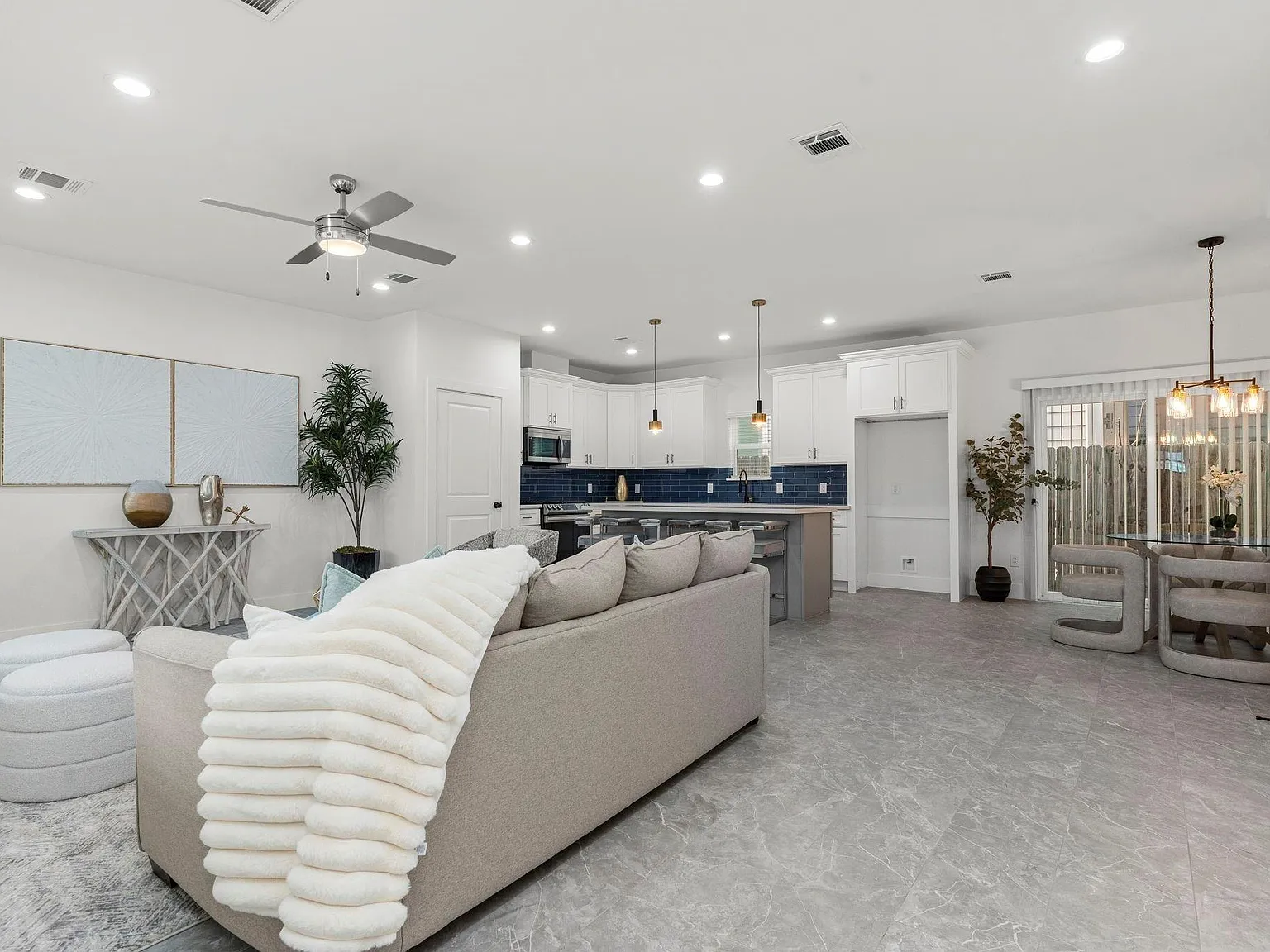 3 bed, 2.5 bath, 1717 sqft, $2,375 — Photo 4