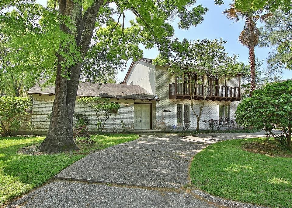 Front view of property