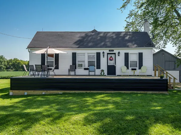 3021 N Dakota Rd, Freeport, IL 61032