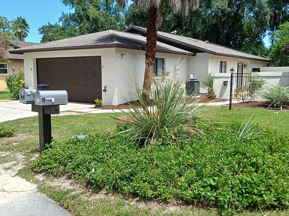 39 Club House Dr