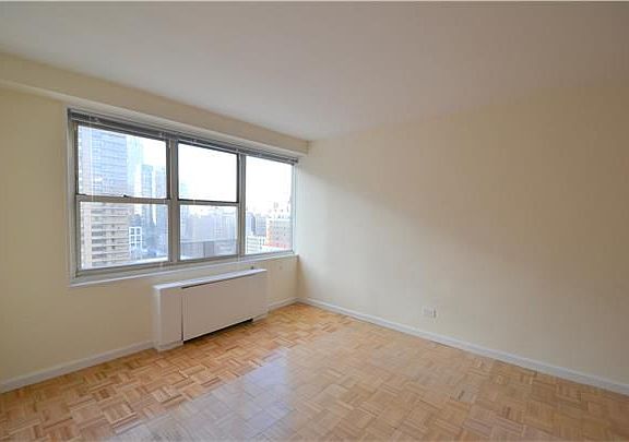 4th image of 155 W 68th St APT 1806