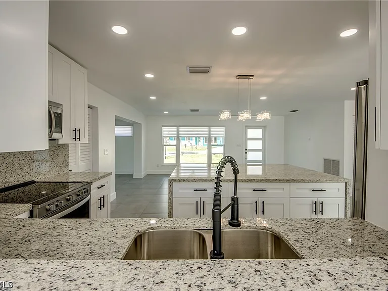 4312 S Pacific Cir — Photo 5