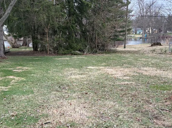 138 N Holcomb Rd, Clarkston, MI 48346