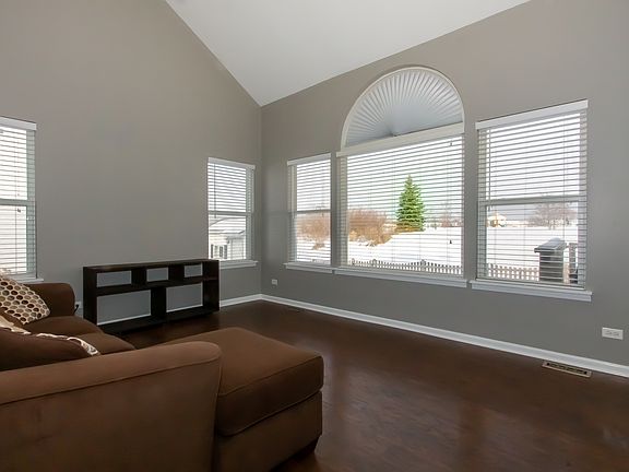 5th image of 20 E Dahlia Ln