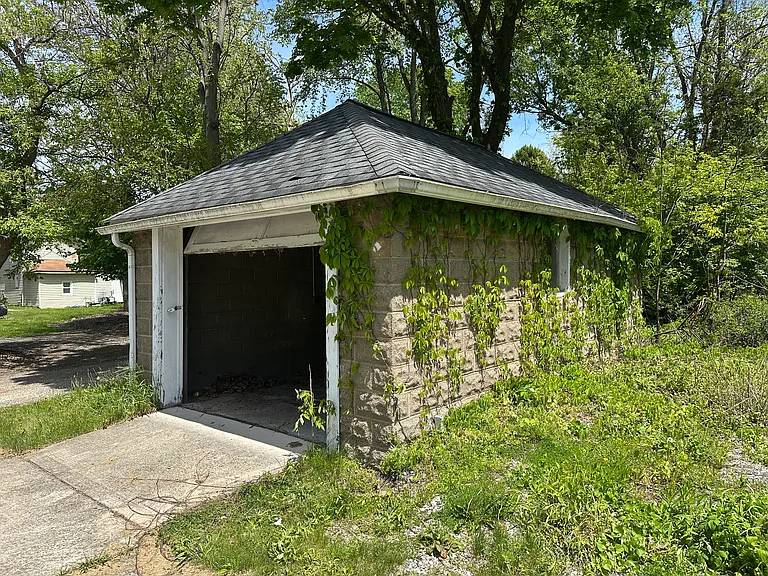353 Harris St — Photo 45