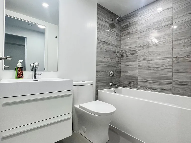 39 Roehampton Ave #3802 — Photo 13