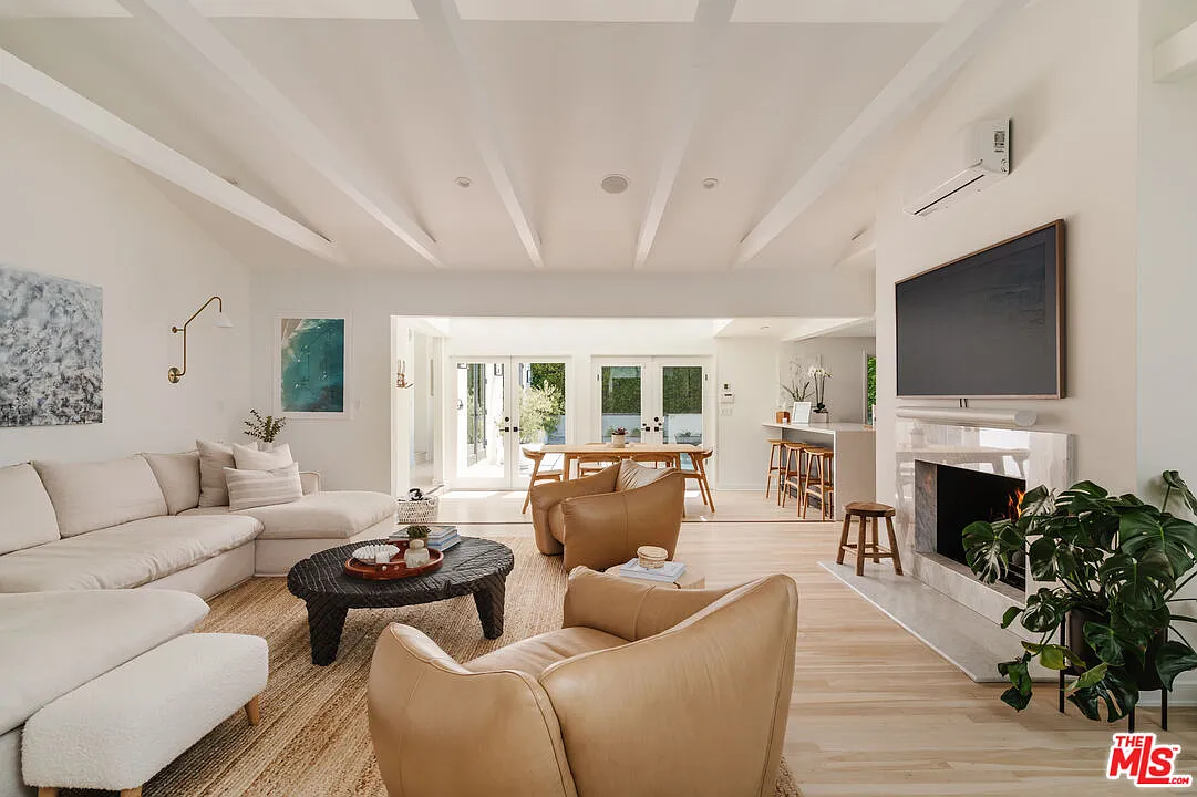 5 bed, 5.0 bath, 4700 sqft, $39,500 — Photo 1