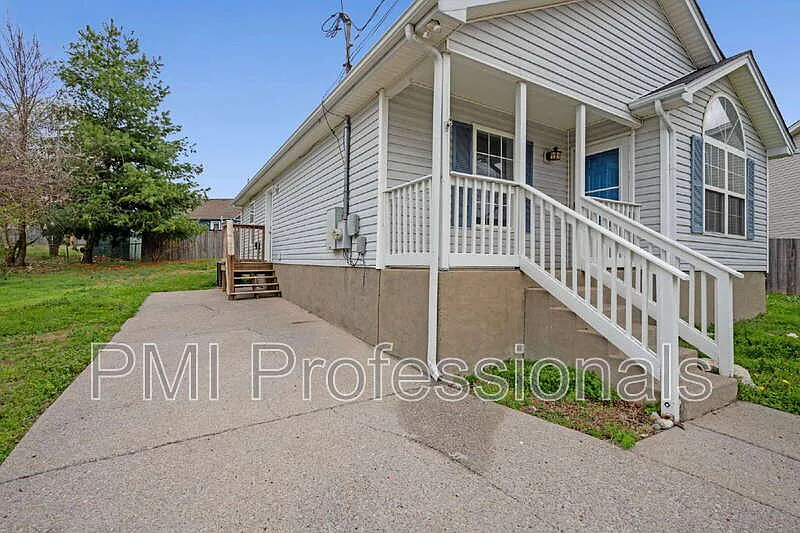 3 bed, 2.0 bath, 1110 sqft, $1,725 — Photo 2
