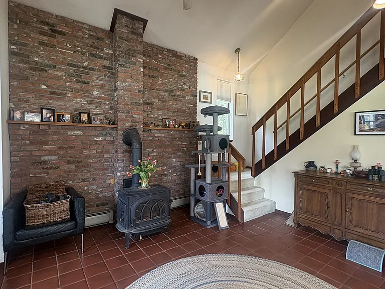 44 Falls Rd — Photo 2