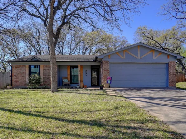 404 Woodlake Cir, Azle, TX 76020