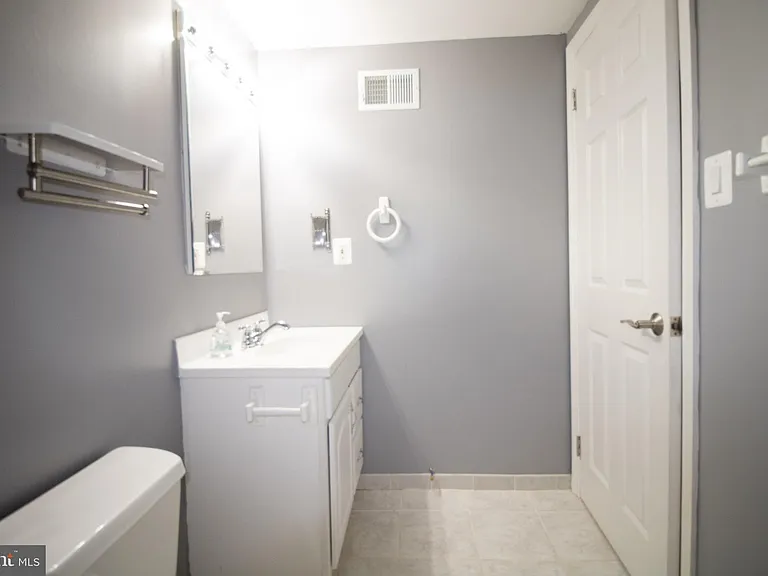 1127 Thackary Ct — Photo 21