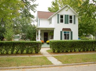 611 6th St, Baraboo, WI 53913