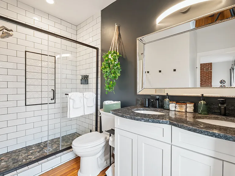 Ensuite bathroom to primary bedroom
