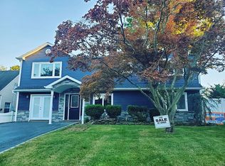 50 Pelican Rd, Levittown, NY 11756