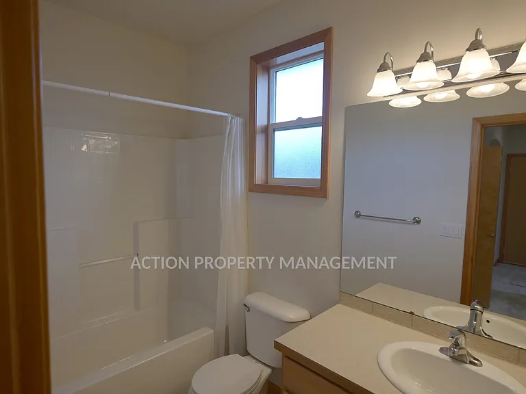 812 E Washington Pl — Photo 7