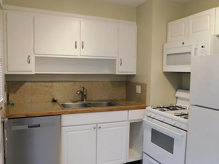 1565 W 7th Ave — Photo 1