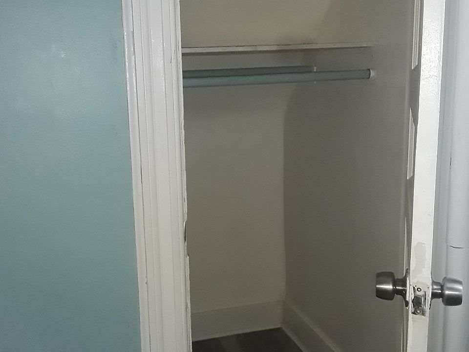 Closet bedroom 1
